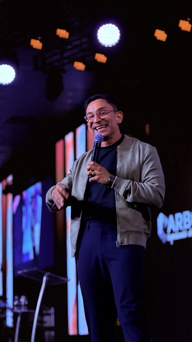 Marcelo Pereira no palco apresentando metodologia comercial